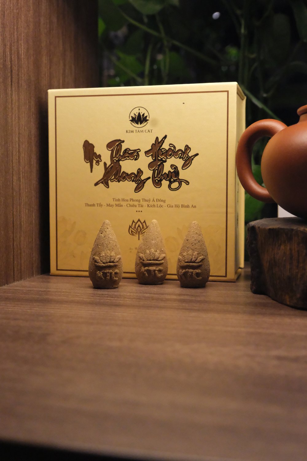 Hộp nụ Thần Hương dựng đứng cùng ba nụ hương đặt phía trước