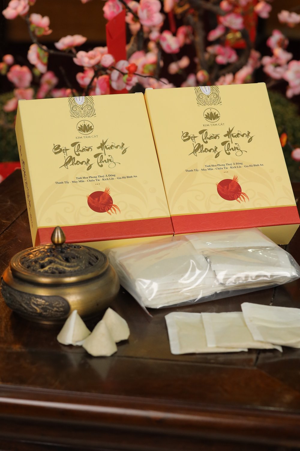 Hai hộp Bột Thần Hương, lư xông đồng và các túi bột trắng