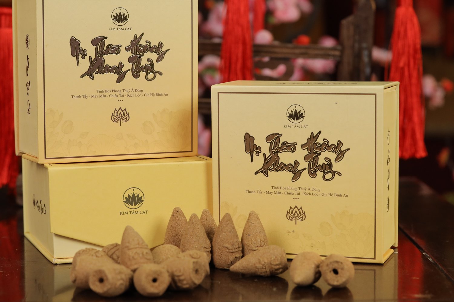Những nụ Thần Hương hình chóp màu nâu xếp quanh hộp giấy vàng